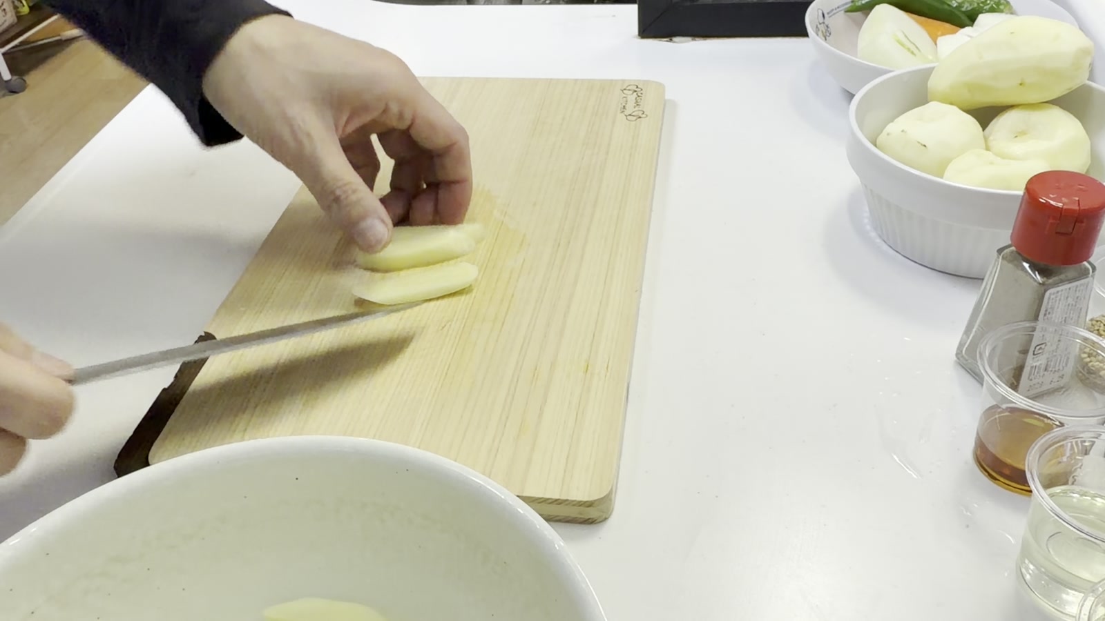 じゃがいもを細切りにする様子