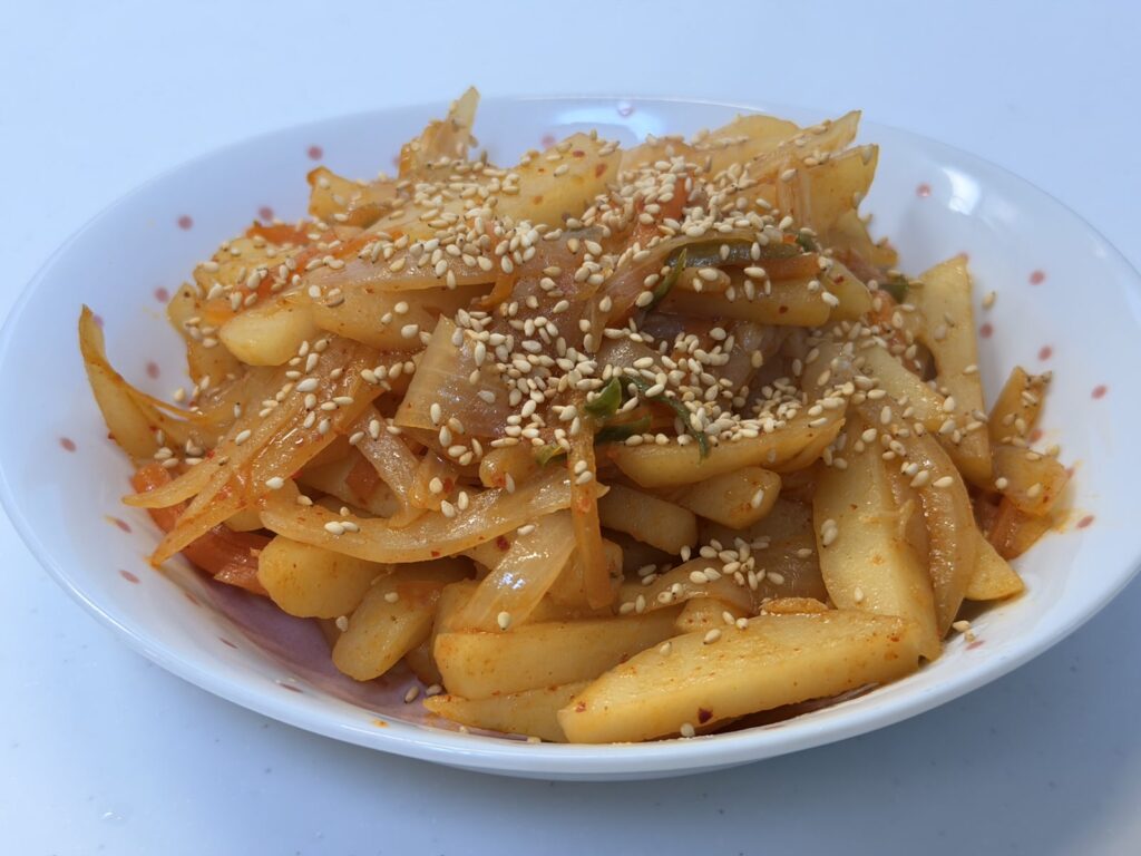 白ごまを散らした韓国のピリ辛じゃがいも炒め